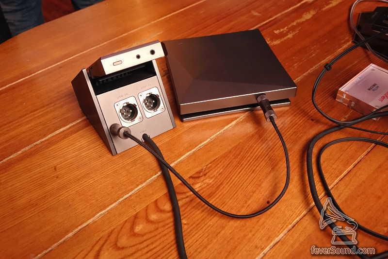 以一條 Micro USB to Mini USB 即可接駁到 Docking