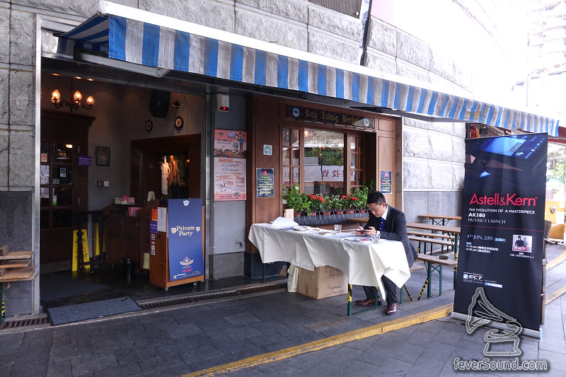 記者會在一間別具特色的餐廳舉行