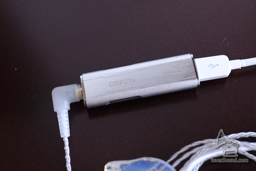 沒有電池,電源取自手機
