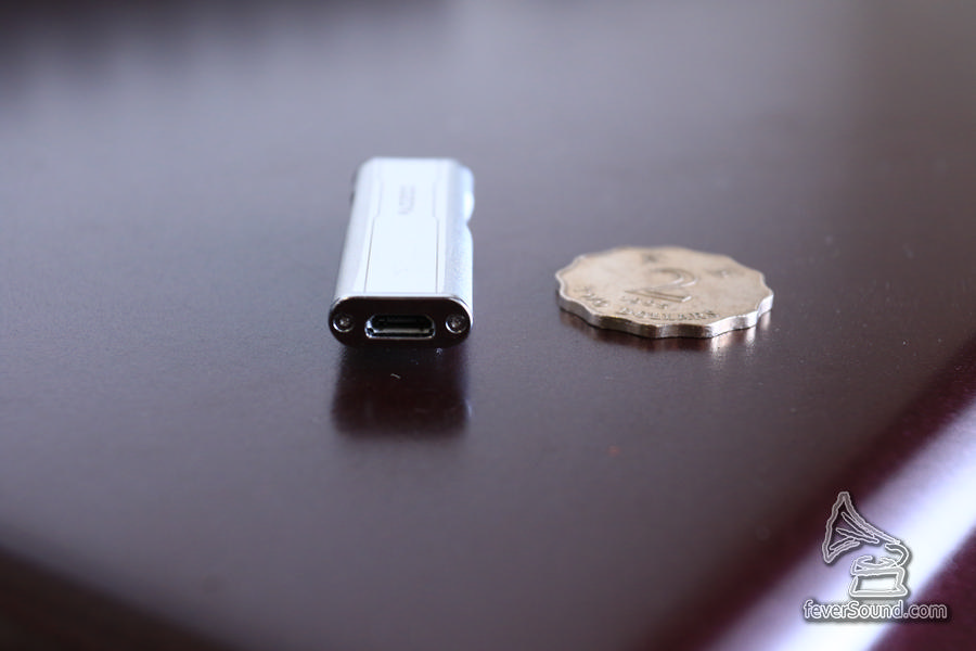 一邊為 Micro USB 接手機
