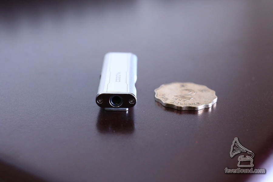 一邊為 3.5mm Jack 駁耳機