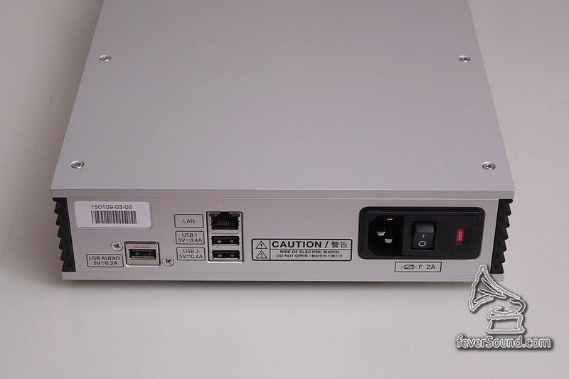 機背,包括插網線及 USB 端子,還可以另外 USB 記憶體放歌