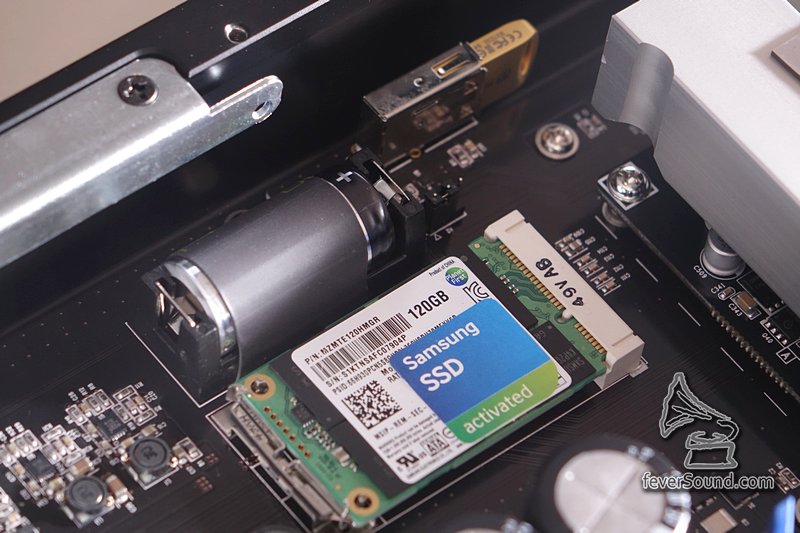 暫存記憶體為 SAMSUNG SSD,另有USB Flash Disk行作業系統