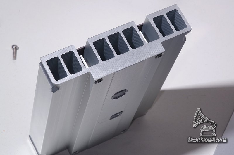 沒有風扇,全部用金屬散熱器