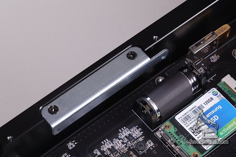 預留位置加 SSD,不能裝 HDD,因供電時只針對 SSD 設計