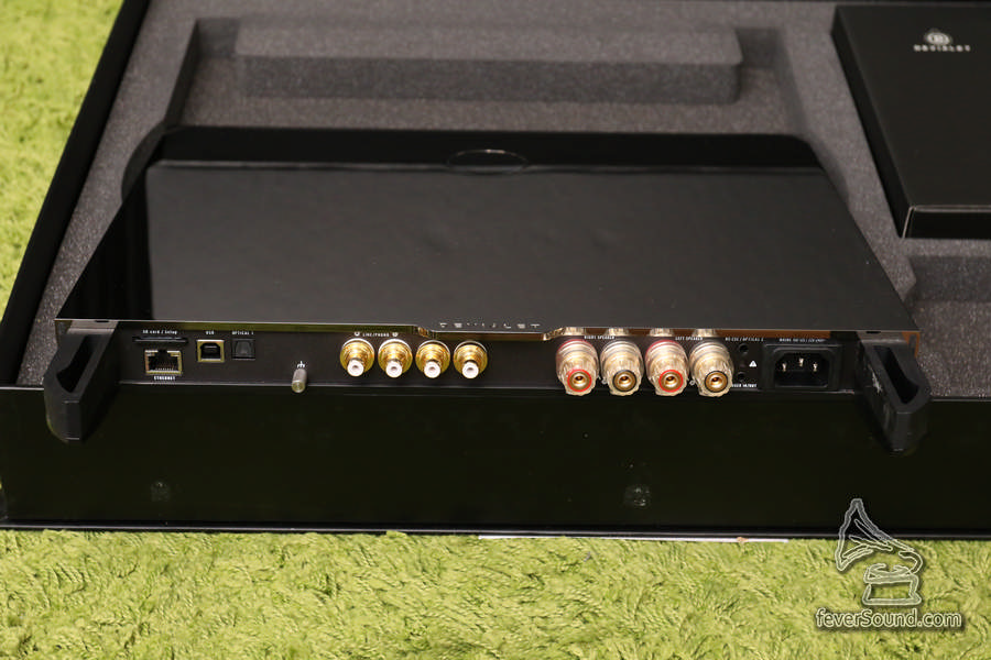 輸入多到不得了,由 USB、串流、光纖、同軸到 RCA 模擬輸入,聲音輸入都是同等高質。