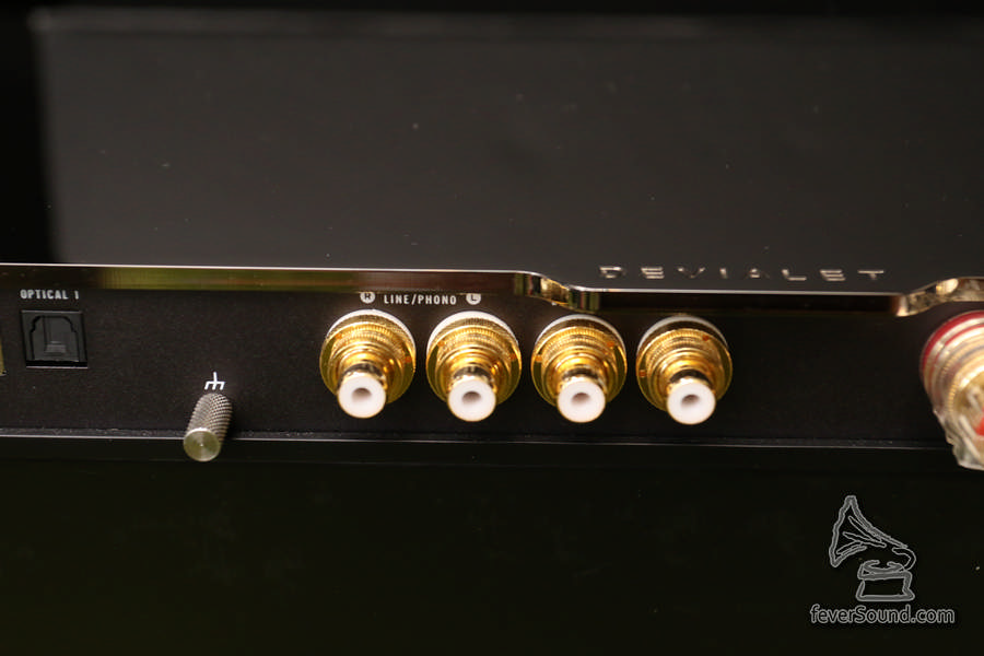 一組模擬 RCA 輸入,可任選 PHONO 或 LINE,另加兩組 SPDIF 數碼輸入