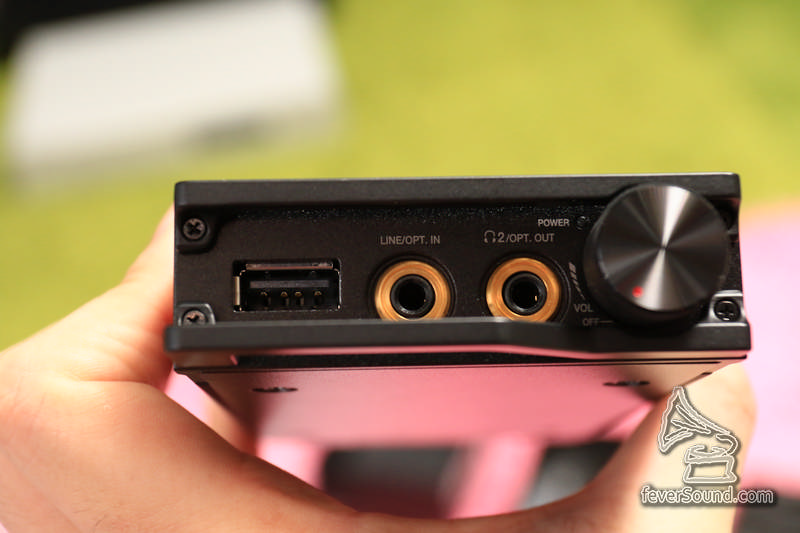 加固了的 3.5mm jack兼mini optical的輸入輸出端子