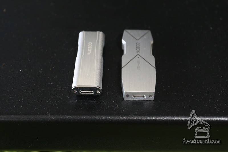 另一邊則為 micro USB 插頭,整個產品以 USB 取電