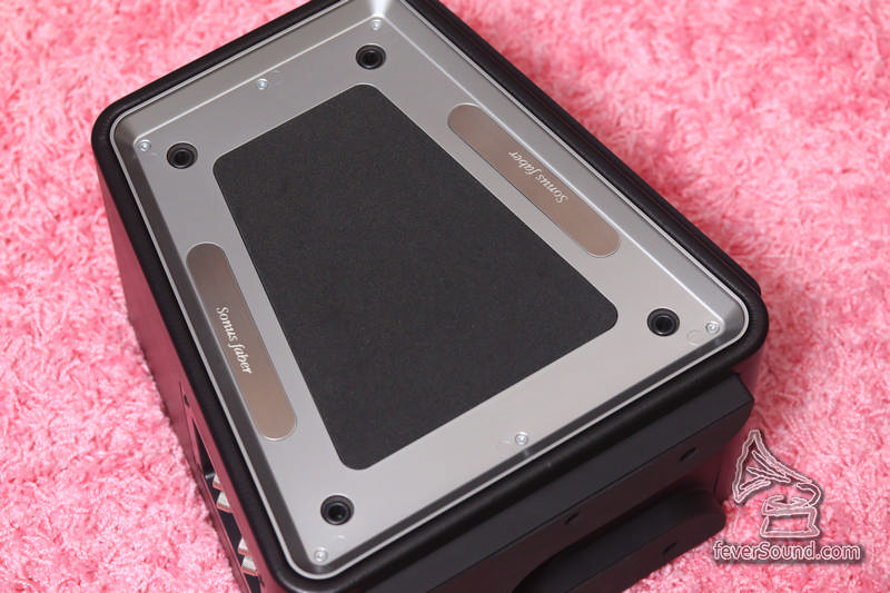 側邊設有金屬架,加強箱體硬度,廠方說可以不加側板也可以聽,我試過聲音低頻會輕身一點