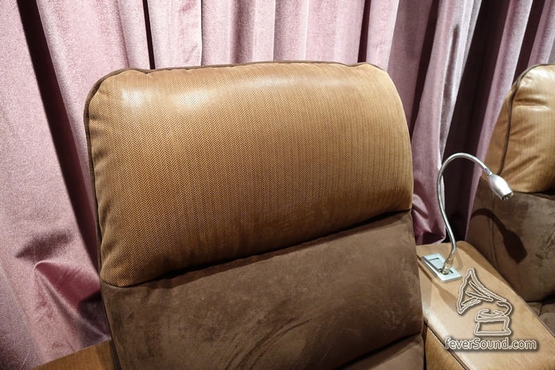 頭枕位可自調角度