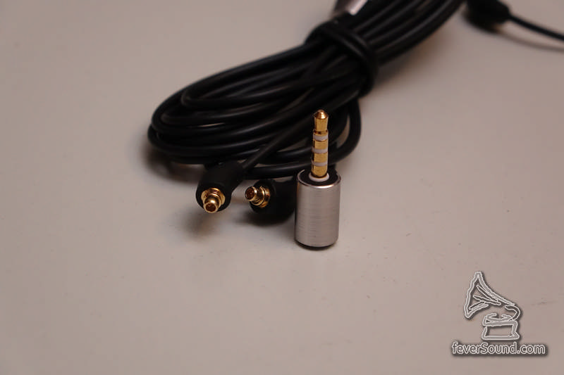 原來兩條線一條是 3.5mm TRS mini jack,另一條是 2.5mm TRRS 的平衡線,擺明為 AK 用家度身訂造