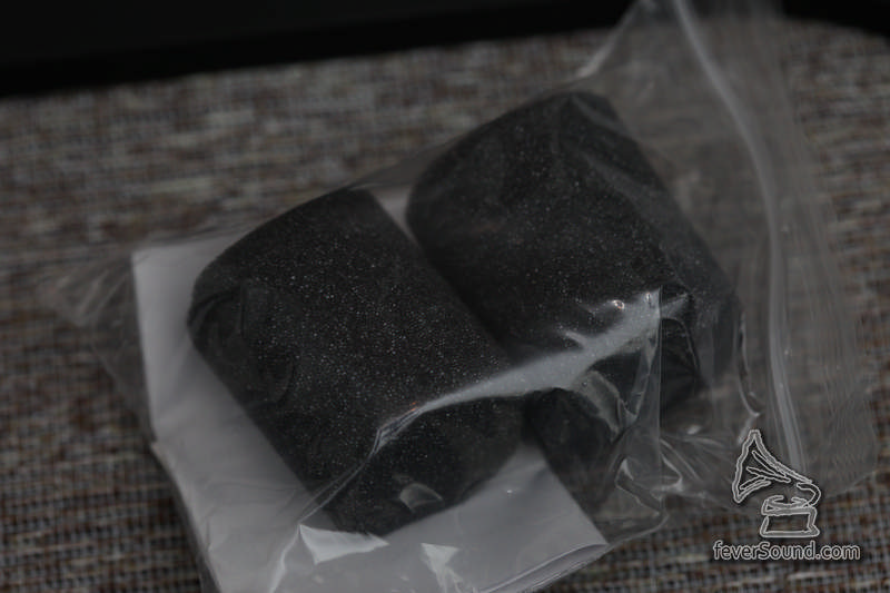 若放牆角低頻太多,可以用原廠跟來的海綿把箱後的低音反射孔塞住