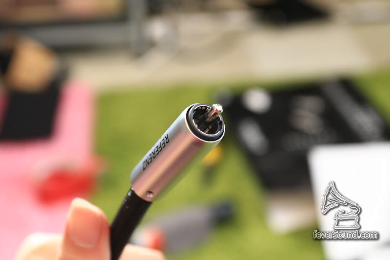 採用自家最高級的 RCA 插頭