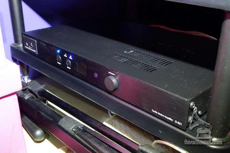 很多電玩沒有D-Box編碼,所以要加上Crowson D-501加強體感體驗。D-BOX再放在上面