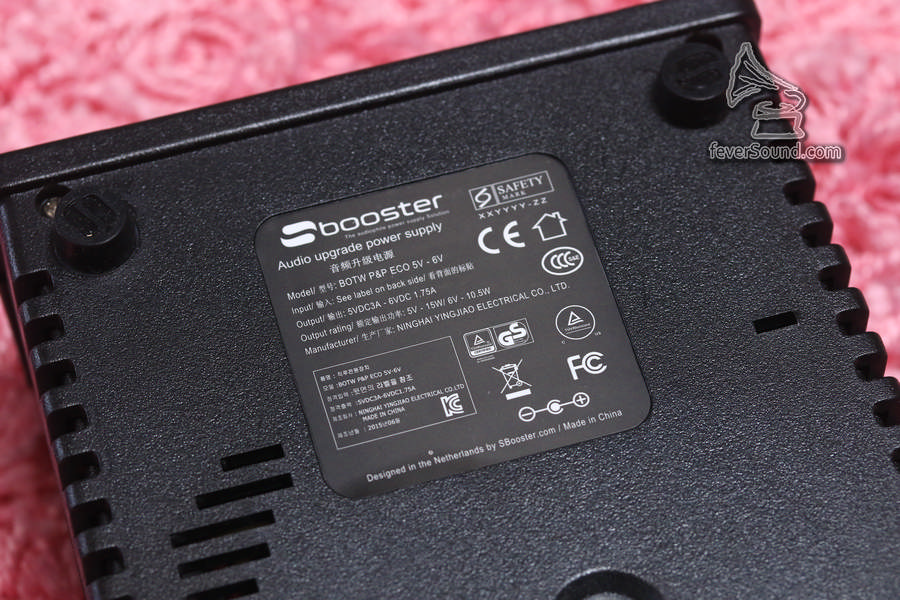 底部可見電源產品的安全認證標誌