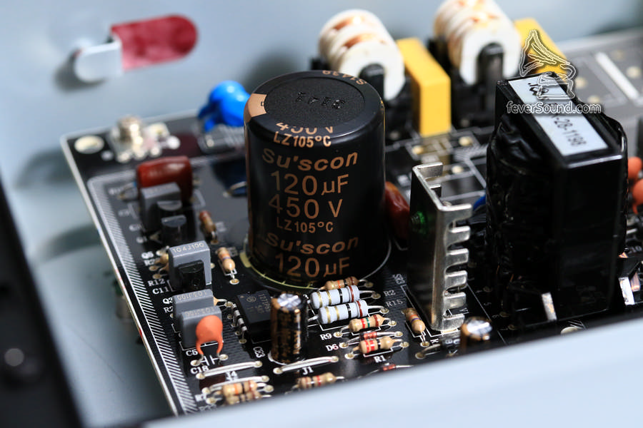 開關供電首級濾波電容,由Suscon換成Panasonic ED電容,別小看這裡,這粒電容把守頭關位置