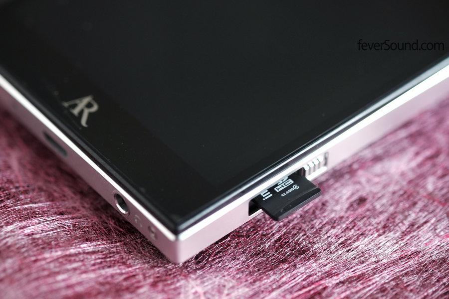 內置32GB,加一個最大支援200GB的microSD卡槽