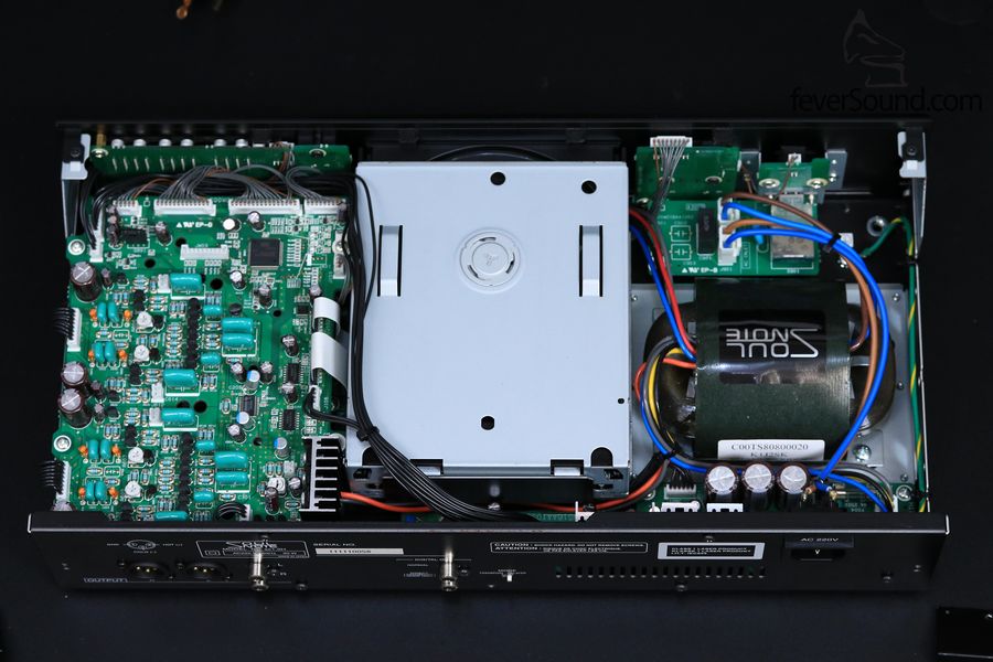 SC1.0機內圖,足料也。留意CD光盤運作頗為安靜,亦不會像Rom Drive般以極高速讀碟