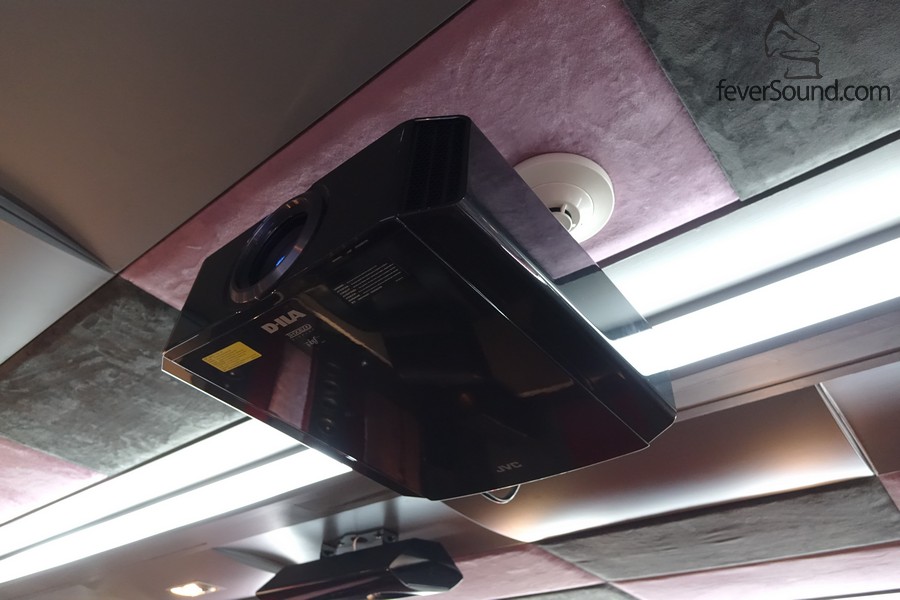 JVC 4K E-Shift D-ILA 投影機