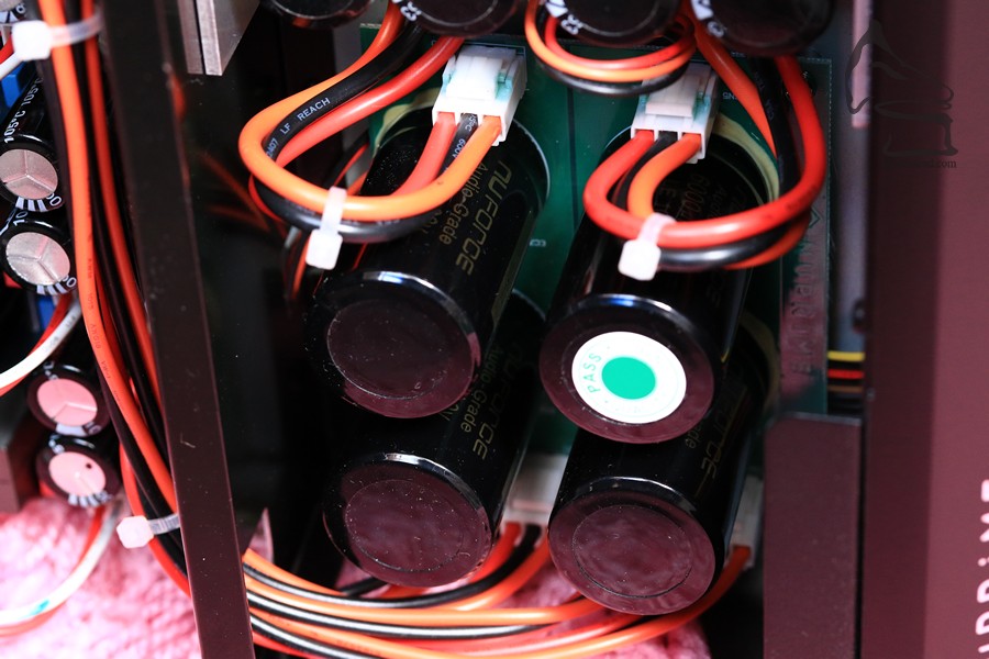 電容使用自家訂製的產品