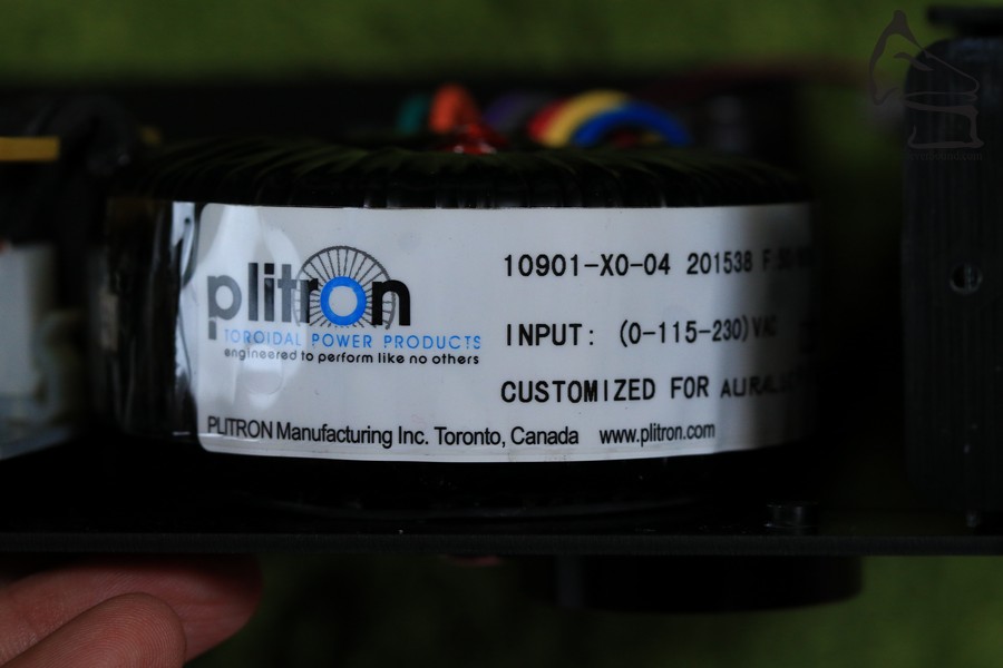 電源使用自家開發的Purer-Power技術,電源先經過濾、然後使用訂購自Plitron的環型變壓器。