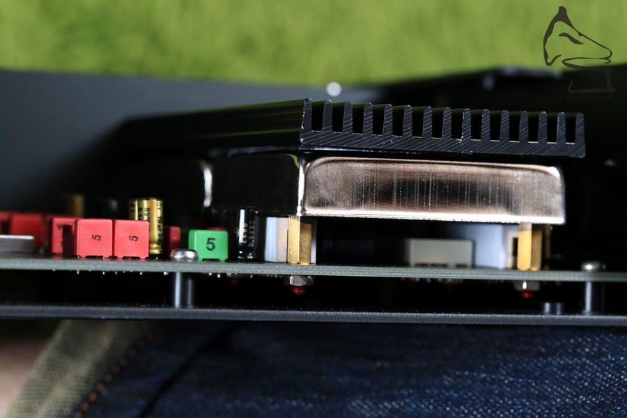 Analog output stage以Class A全屏蔽設計,放大模組上加上大型散熱器