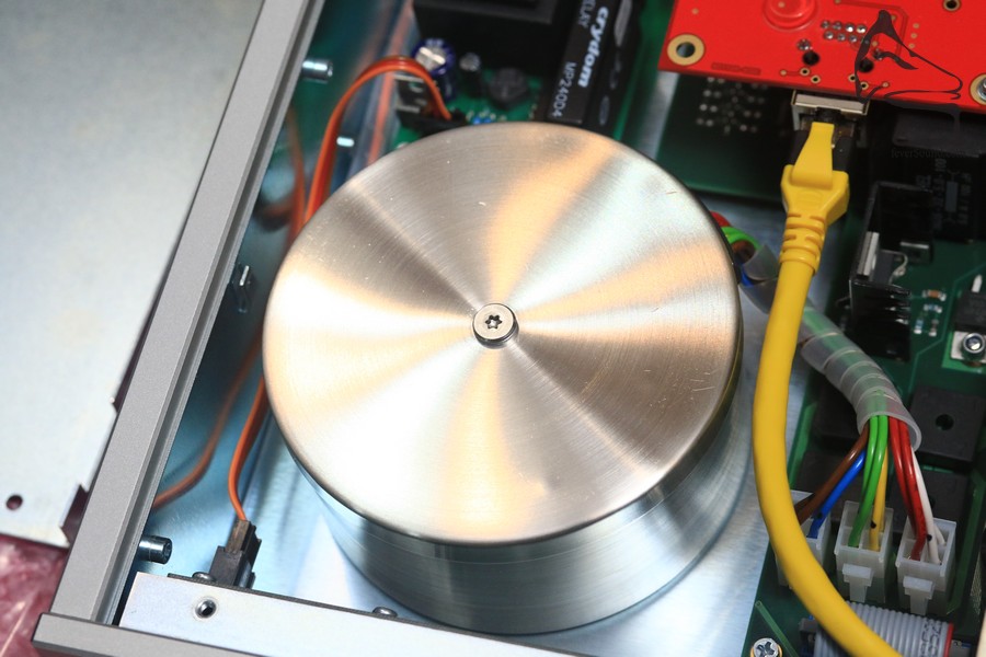 對於非常敏感的微細音頻線路,電源使用了鎳鋁合金 Mu-metal 屏蔽處理。