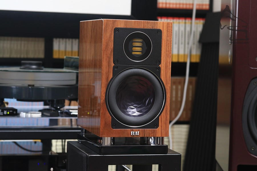ELAC BS403屬廠方中高階最小型書架揚聲器