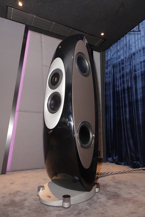 CONCENTRO 身高 170cm,重量達 140kg,單是重鋁合金CNC底座已經重 25kg