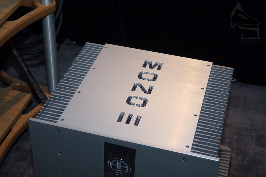 Accustic Arts 的旗艦單聲道後級 MONO III,內裡使用 24 組 MOS-FET 功率管,以及兩隻達 1,600 VA 的巨型環牛供電