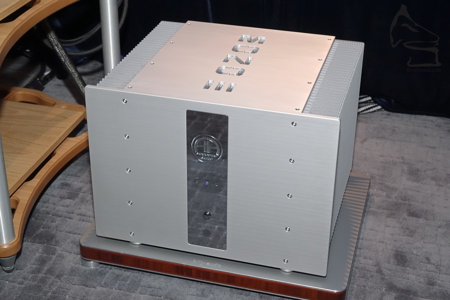 功率高達 1,100 W (4 Ω) Class A/AB 設計,可調 Damping Factor,重 60kg
