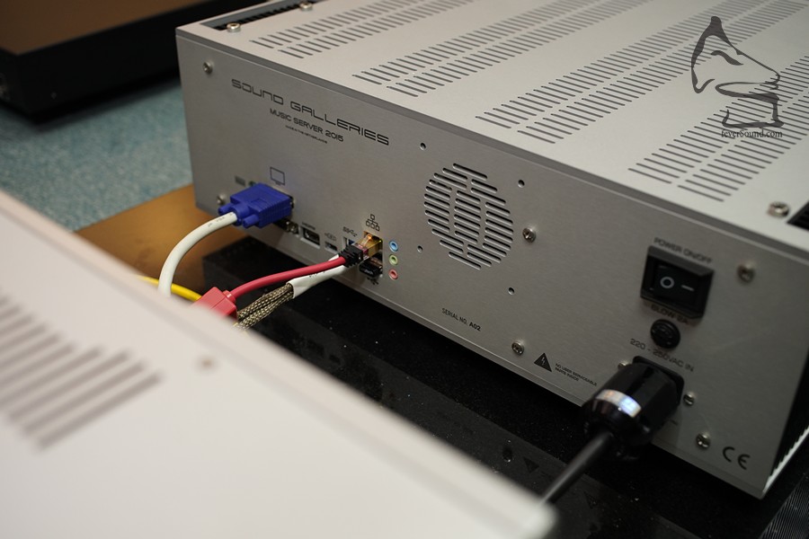 機背的接線,包括IEC電源插,內裡有Choke Power Supply