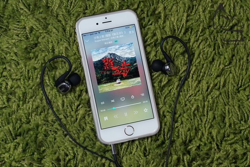 一圈一鐵,用iPhone 6S推動,也可以聽,不過提醒最好把手機轉至「省電模式」,還有…iPhone 7 要吊多舊野先聽到了…