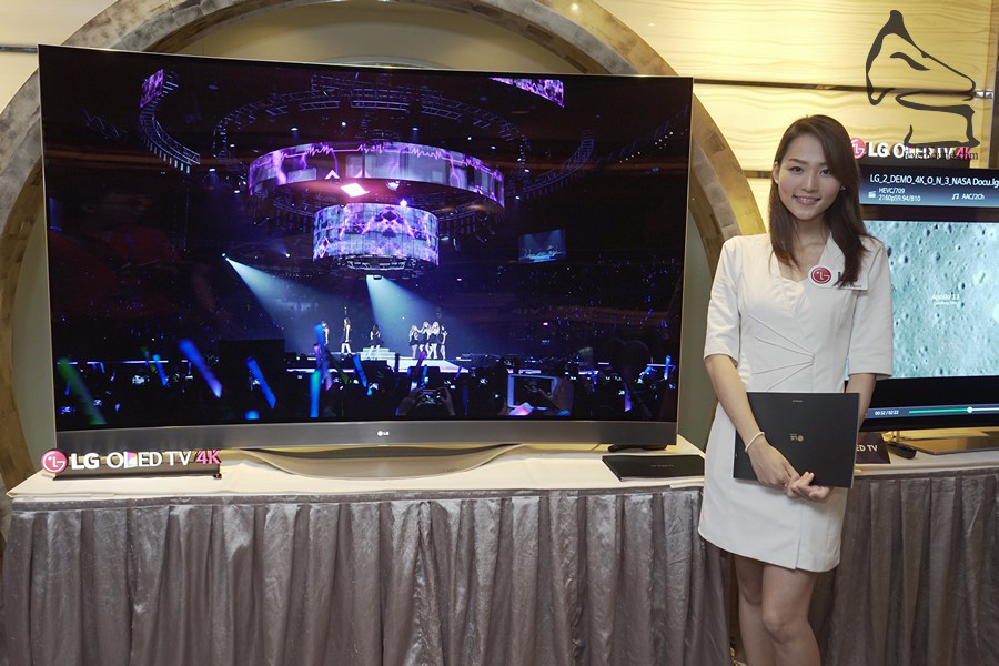 LG 美少女Ling Ling不只是Show Girl,她其實對LG產品極之熟悉,完全可以解答參觀者對產品的任何提問