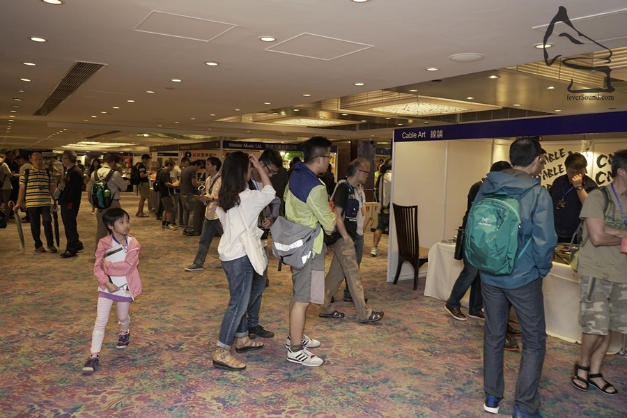 場地的2樓及3樓皆有銷售攤位,包括了耳機、軟件及線材輔件等。