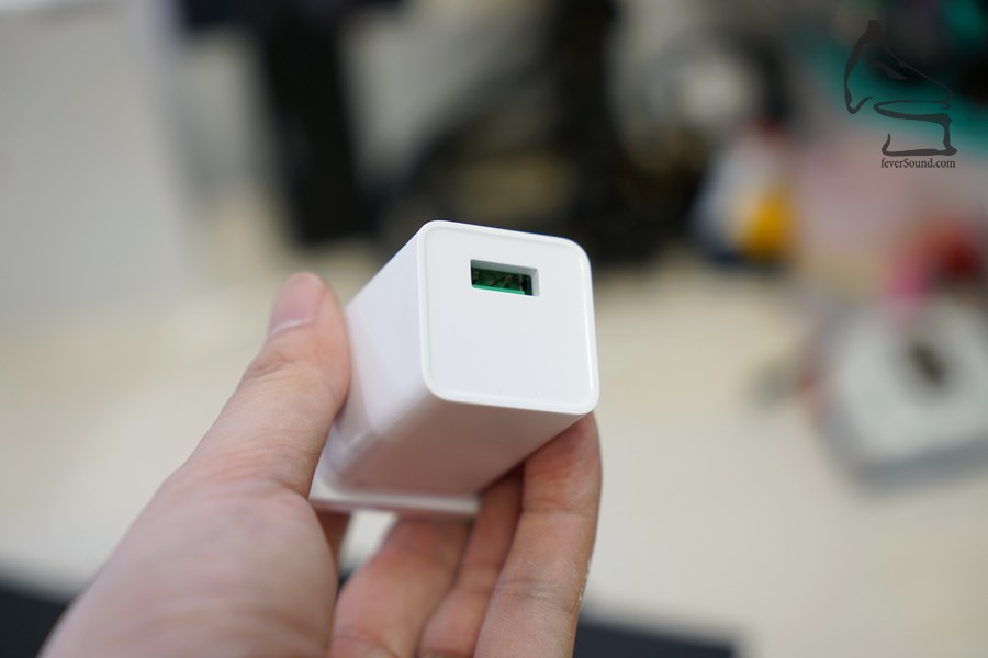 跟機的USB 5V (4A) 輸出,充電30分鐘可以令HA-2SE有70%電量