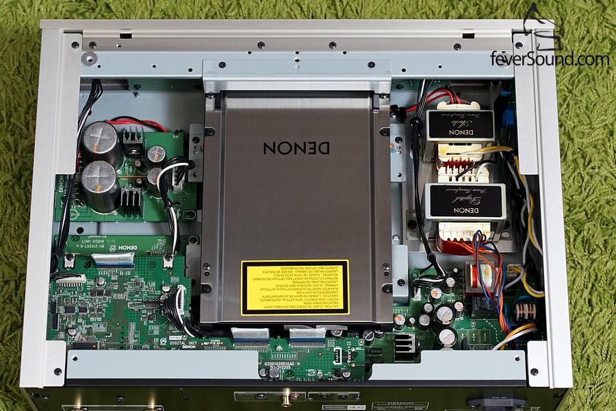 DCD-2500NE機內圖,可見轉盤上方加上不鏽鋼板作穩定轉盤之用