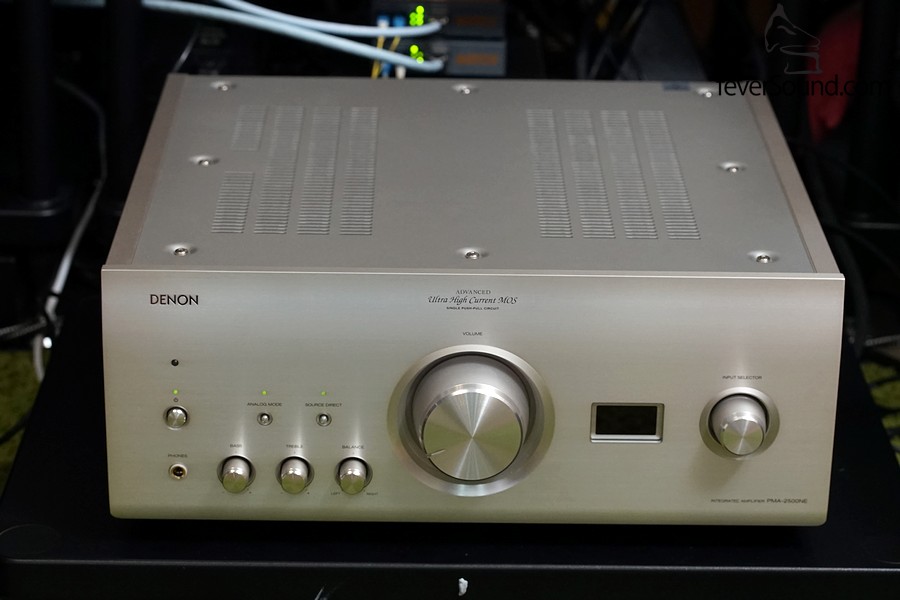 PMA-2500NE面板上最大的不同,是設有小型LED顯示。