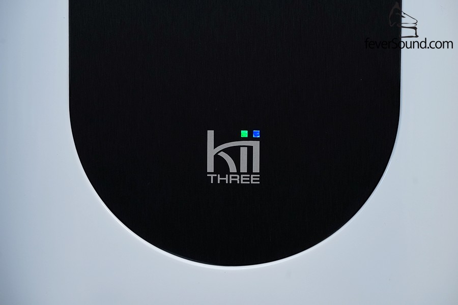 Kii Three面板上的兩顆指示燈,顯示了各種狀態