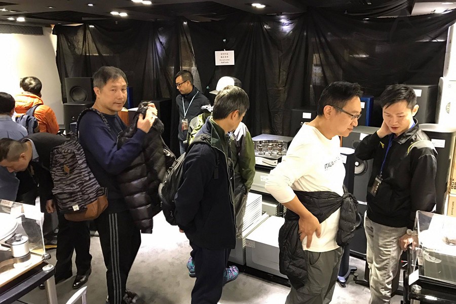 入到房稍為無咁迫,我見到熟人喎!