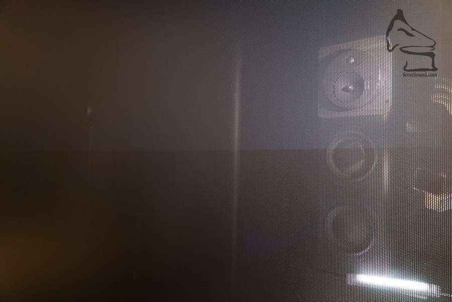 還有三隻超低音,隱藏在透聲幕料之後面
