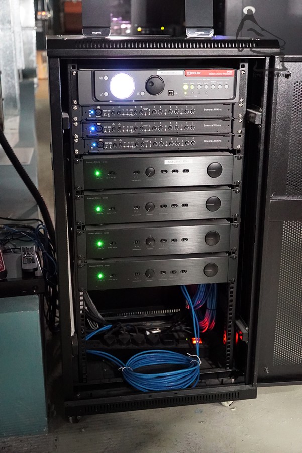 B&W 電子分音及 Dolby CP750 處理器,放在戲院另設的機房中