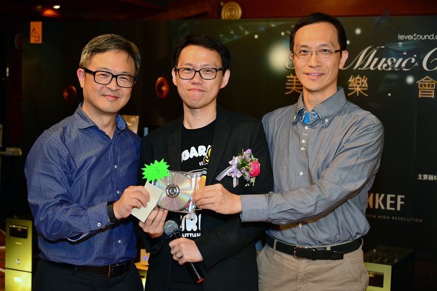Marketing界達人Kenny Yiu抽中了「Audio Compass」白版CD,由CD監製《HiFi音響》音樂版主編劉志剛負責頒獎