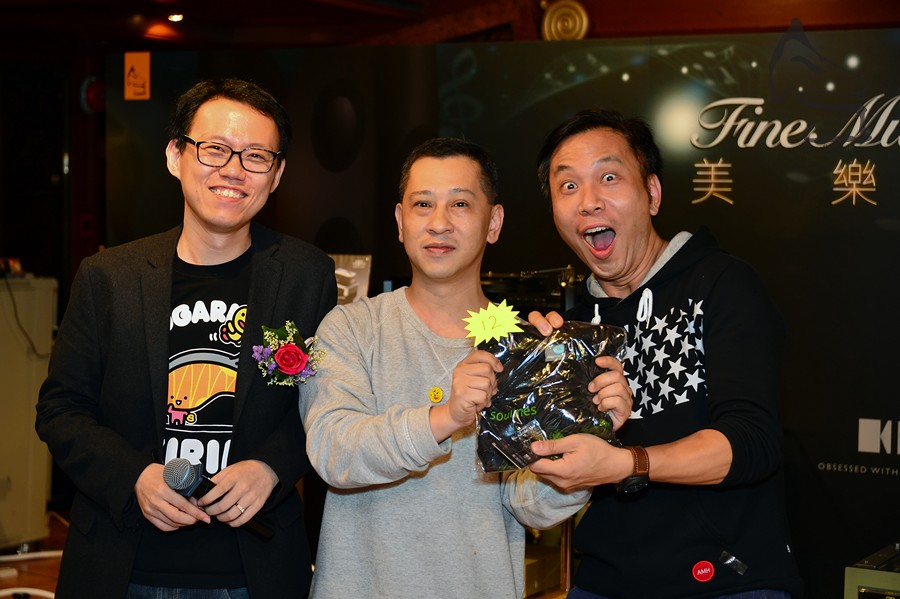 AV Hospital 院長 (中) 頒發Souline Tee一件予設計師WCCW (開心到!)