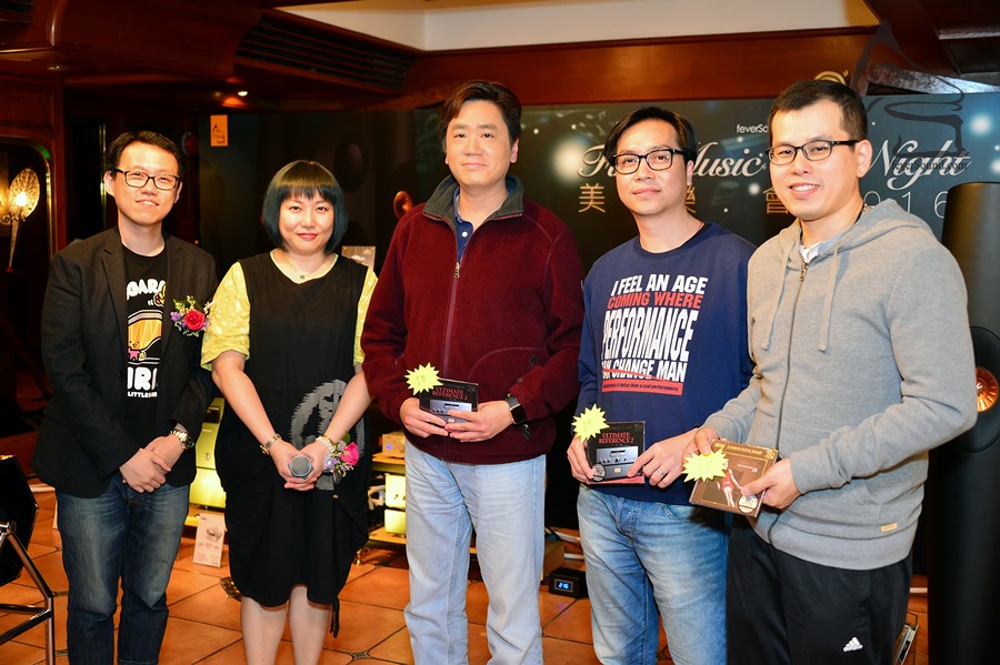 Rock In Music B仔 (左二) 頒發多張靚聲CD