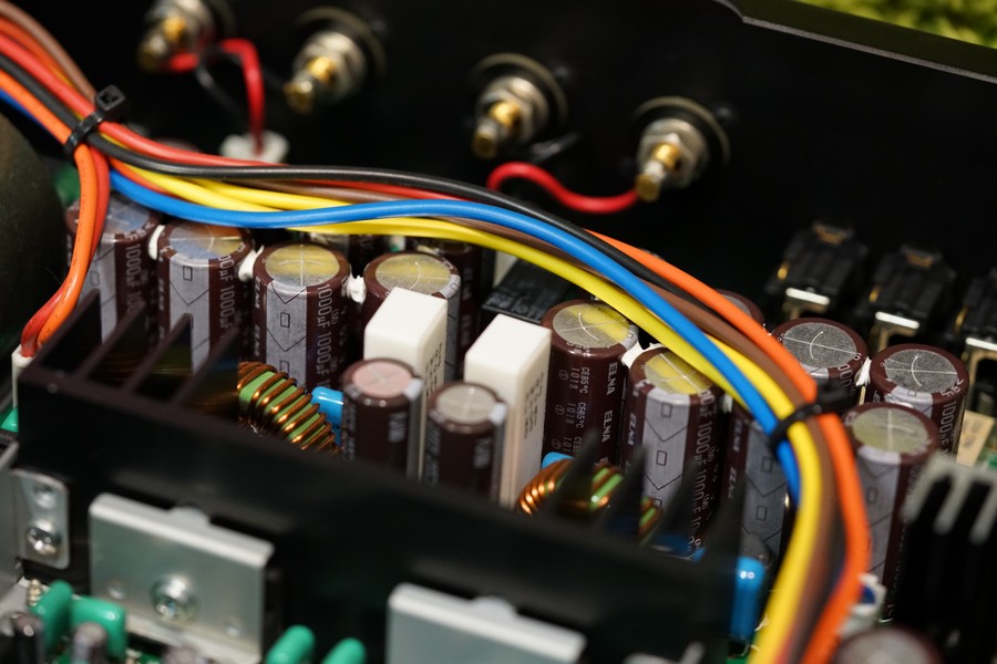 數碼擴音機用上Elna補品級濾波電容,共16,000uF