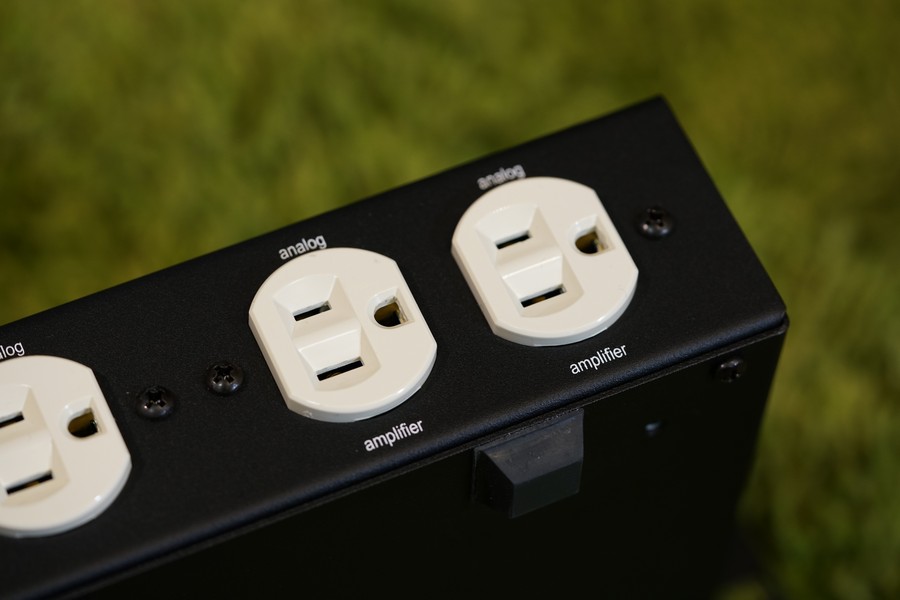 Lightspeed的電處向來不限流沒有濾波,因此任何型號都可以放心接上擴音機使用