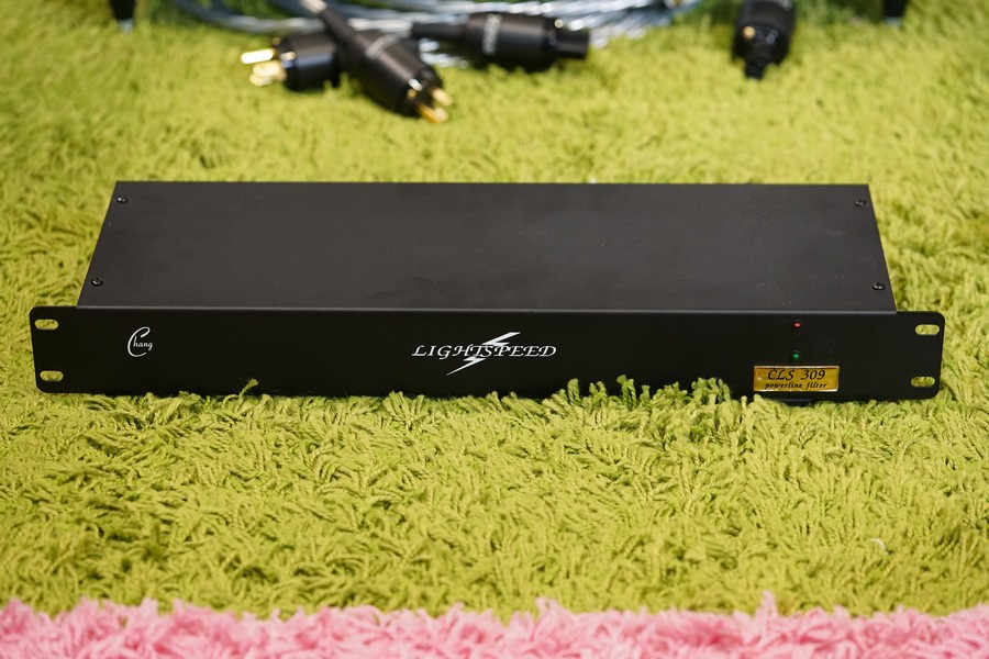 Lightspeed CLS309是入門版,1U高度,而且接線是向後橫插,因此可以放在機架底部不阻空間