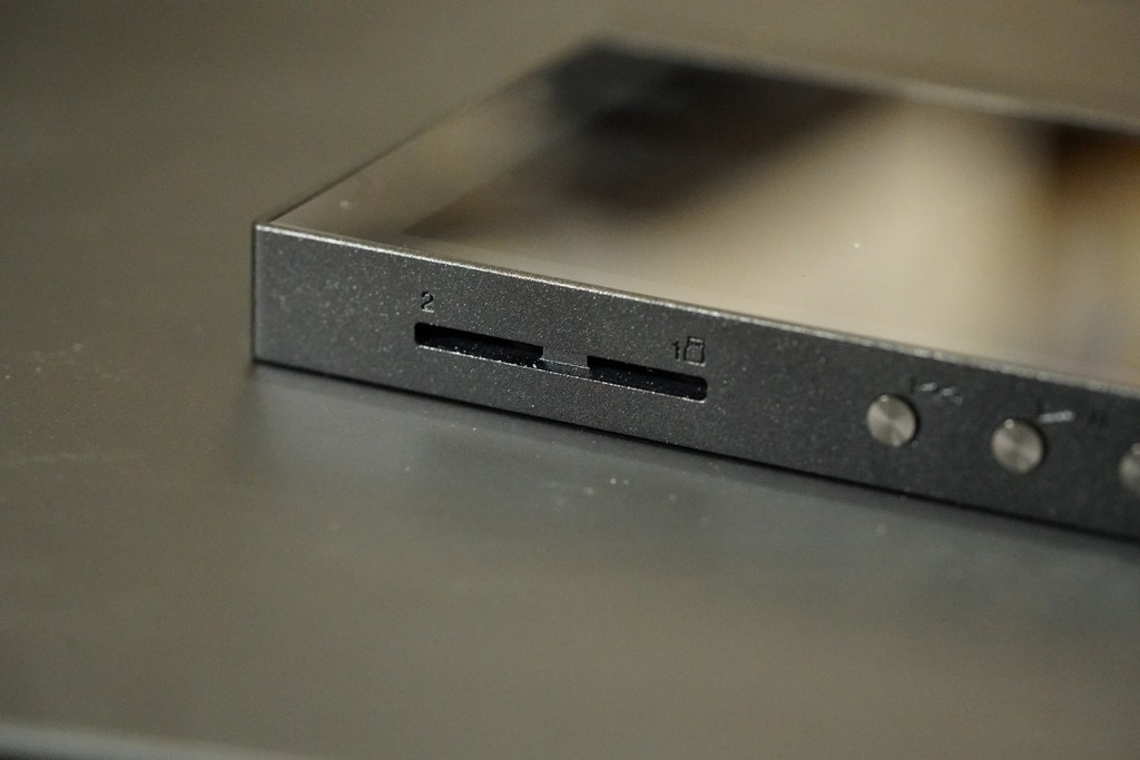 內存記憶體由原來32GB增加一倍至64GB,再加上雙Micro SD Card slot,每卡最高支援200GB,即合共攻頂可達464GB容量